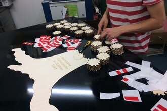 Gravur auf dem Baumstamm