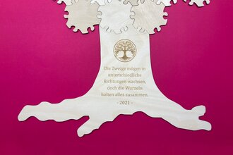 Lasergravur auf eine Baumpuzzle aus Birkensperrholz