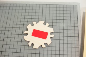 Puzzleteil rückseitig mit Klebefolie ausgestattet